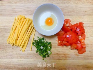西红柿鸡蛋炒玉米饵丝的做法步骤：2