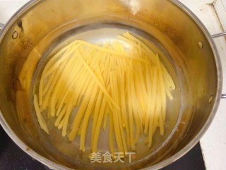 西红柿鸡蛋炒玉米饵丝的做法步骤：3