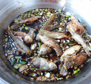 糖醋酥小鲫鱼的做法步骤：6
