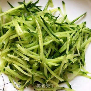黄瓜丝拌粉皮的做法步骤：4