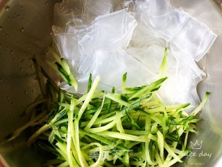 黄瓜丝拌粉皮的做法步骤：6
