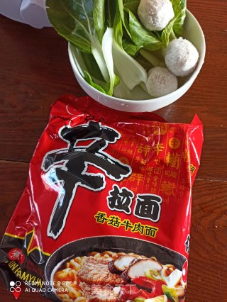 青菜丸子方便面的做法步骤：1