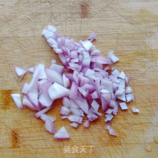 洋葱煎蛋的做法步骤：1