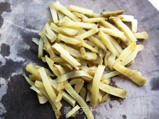 榨菜丝瓜蛋汤的做法步骤：1