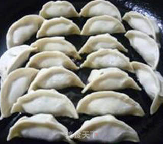 带豆肉馅锅贴的做法步骤：11