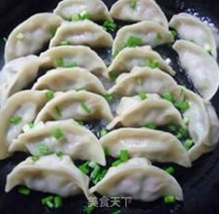 带豆肉馅锅贴的做法步骤：13