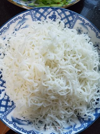 芹菜胡萝卜炒米粉的做法步骤：1