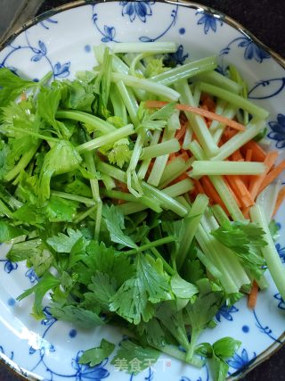 芹菜胡萝卜炒米粉的做法步骤：2