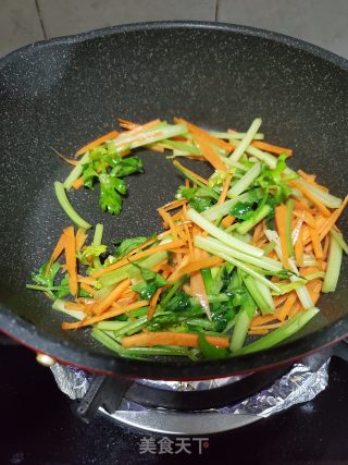 芹菜胡萝卜炒米粉的做法步骤：3