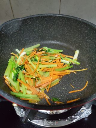 芹菜胡萝卜炒米粉的做法步骤：4