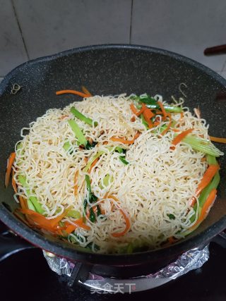 芹菜胡萝卜炒米粉的做法步骤：5