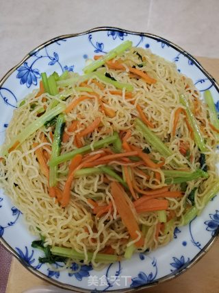 芹菜胡萝卜炒米粉的做法步骤：6