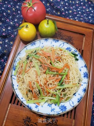芹菜胡萝卜炒米粉的做法步骤：7