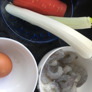 咖喱虾仁红萝卜炒饭的做法步骤：1