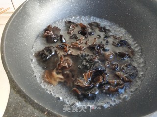 洋葱木耳炒蛋的做法步骤：2