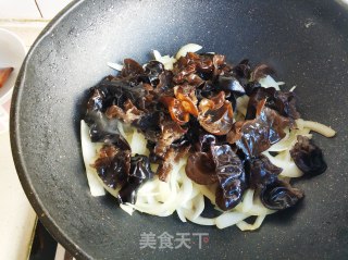 洋葱木耳炒蛋的做法步骤：11