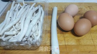 蟹味菇炒鸡蛋的做法步骤：1