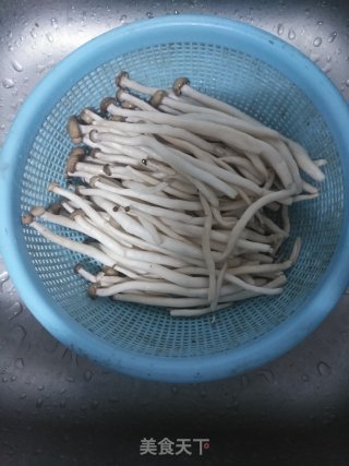蟹味菇炒鸡蛋的做法步骤：2