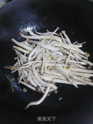 蟹味菇炒鸡蛋的做法步骤：7