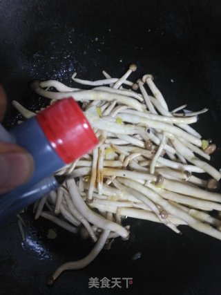 蟹味菇炒鸡蛋的做法步骤：8