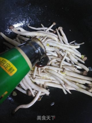 蟹味菇炒鸡蛋的做法步骤：9
