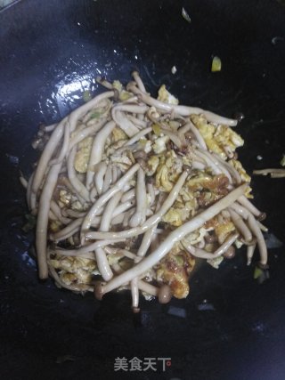 蟹味菇炒鸡蛋的做法步骤：11