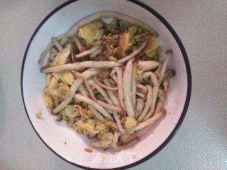 蟹味菇炒鸡蛋的做法步骤：12