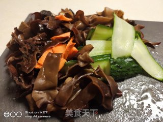 香菇木耳炒鸡肉的做法步骤：2