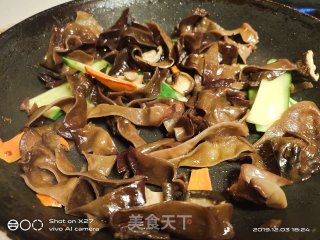 香菇木耳炒鸡肉的做法步骤：5