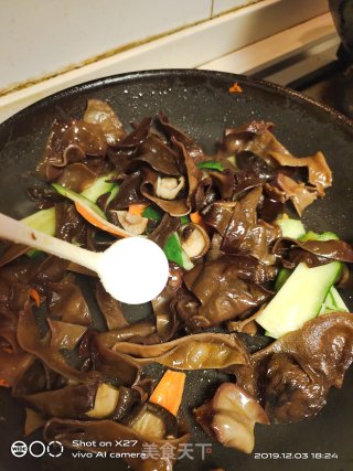 香菇木耳炒鸡肉的做法步骤：6