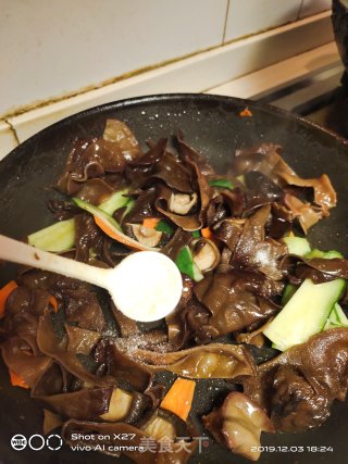香菇木耳炒鸡肉的做法步骤：7