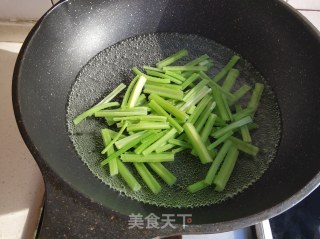 土豆丝炒芹菜的做法步骤：2