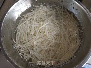 土豆丝炒芹菜的做法步骤：5
