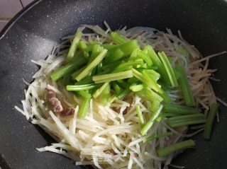 土豆丝炒芹菜的做法步骤：12
