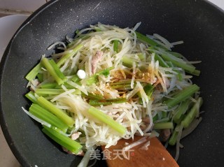 土豆丝炒芹菜的做法步骤：13