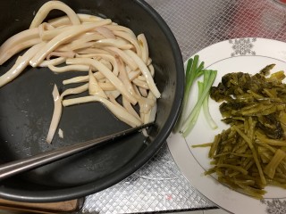 雪里蕻炒鱿鱼的做法步骤：4