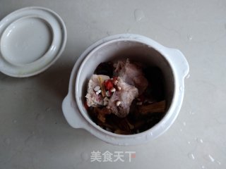 1个食排骨香菇蒸饭和益气补血炖汤的做法步骤：1