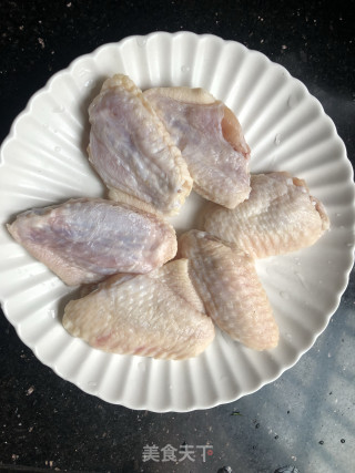金针菇蒸鸡翅的做法步骤：1