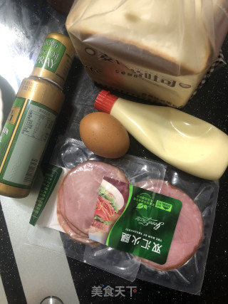 火腿鸡蛋三明治的做法步骤：1