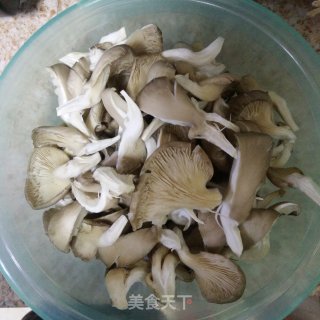 榨菜鸡蛋炒平菇的做法步骤：1
