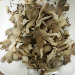 榨菜鸡蛋炒平菇的做法步骤：2