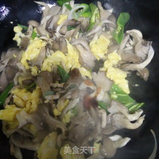 榨菜鸡蛋炒平菇的做法步骤：10