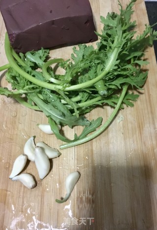 蒜末茼蒿炒猪血的做法步骤：1