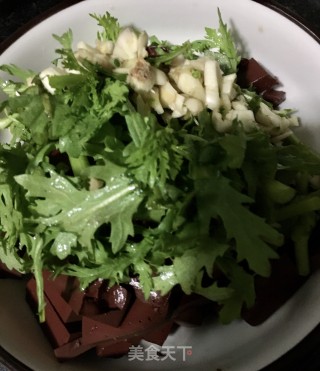 蒜末茼蒿炒猪血的做法步骤：5
