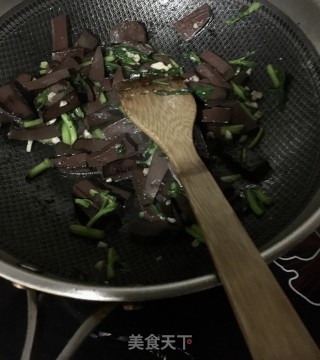 蒜末茼蒿炒猪血的做法步骤：8
