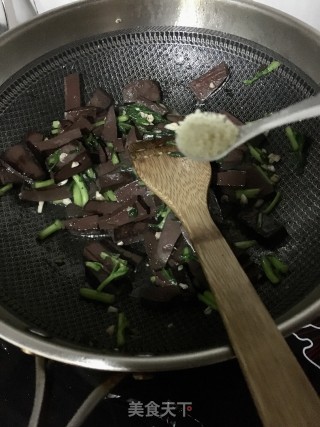 蒜末茼蒿炒猪血的做法步骤：9