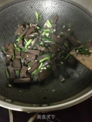 蒜末茼蒿炒猪血的做法步骤：10