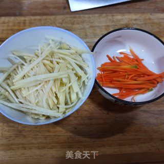 土豆丝煎蛋的做法步骤：1
