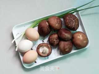 香菇炒鸡蛋的做法步骤：1