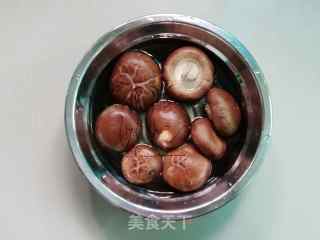 香菇炒鸡蛋的做法步骤：2